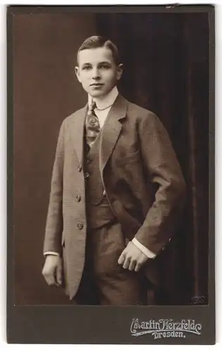 Fotografie Martin Herzfeld, Dresden, Portrait junger Herr im Anzug mit Krawatte