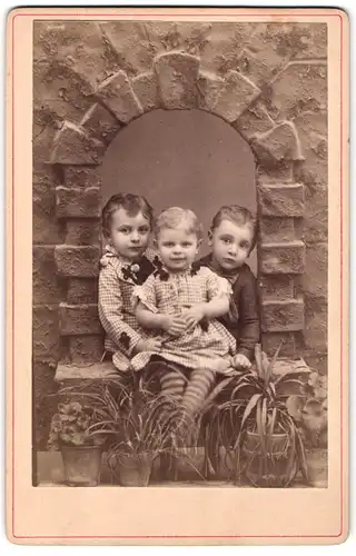 Fotografie unbekannter Fotograf und Ort, Portrait drei Kinder in modischer Kleidung