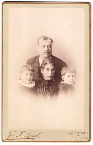 Fotografie Frz. Xaver Spiegl, Miesbach, Portrait bürgerliches Paar mit zwei Kindern