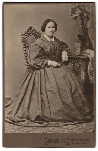 Fotografie R. Mandler, Bernburg i /S., Karlsplatz 31, Portrait bürgerliche Dame im festlichen Kleid