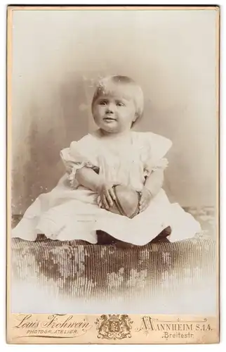 Fotografie Louis Frohwein, Mannheim, Breitestrasse, Portrait kleines Mädchen im Kleid mit Ball