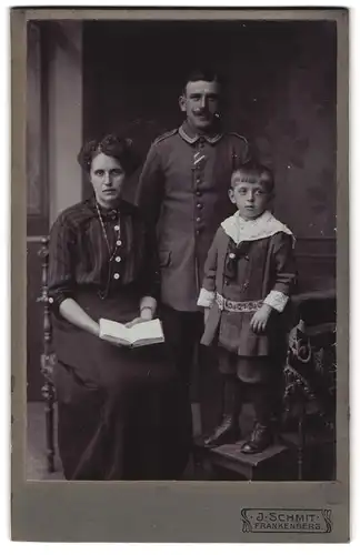 Fotografie J. Schmit, Frankenberg, Portrait Soldat in Uniform mit Frau und Kind