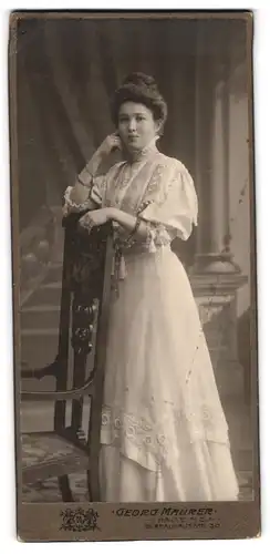 Fotografie Georg Maurer, Halle a /S., Gr. Brauhausstrasse 30, Portrait junge Dame im Kleid