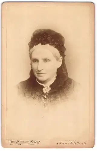 Fotografie Kauffmann Frères, Nice, 21, Avenue de la Gare, Portrait ältere Dame mit Haube und Kragenbrosche