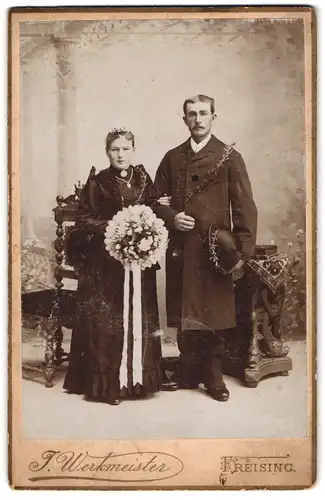 Fotografie J. Werkmeister, Freising, Amtsgerichtsgasse 445, Portrait junges Paar in Hochzeitskleidung mit Blumenstrauss