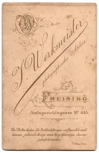Fotografie J. Werkmeister, Freising, Amtsgerichtsgasse 445, Portrait junges Paar in Hochzeitskleidung mit Blumenstrauss