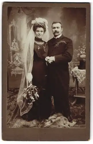Fotografie unbekannter Fotograf und Ort, Portrait junges Paar in Hochzeitskleidung mit Schleier & Blumenstrauss