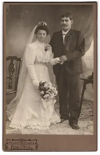 Fotografie Franz Beilhack, Bad Tölz, Ludwigstrasse 4, Portrait junges Paar in Hochzeitskleidung mit Schleier & Blumen