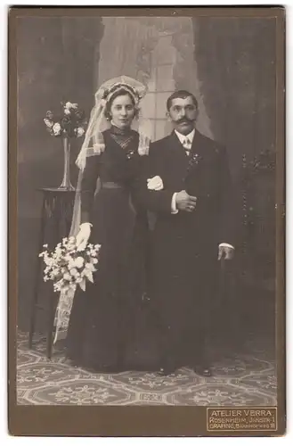 Fotografie Herm. Franck-Verra, Rosenheim, Innstrasse 1, Portrait junges Paar in Hochzeitskleidung mit Schleier & Blumen