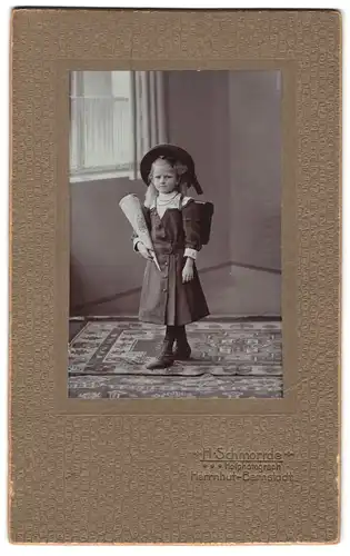 Fotografie H. Schmorrde, Herrnhut-Bernstadt, Portrait kleines Mädchen mit Ranzen und Schultüte