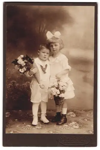 Fotografie Max Hentschel, Dresden-Löbtau, Reisewitzerstrasse 11, Portrait weiss gekleidetes Kinderpaar mit Blumenkörben