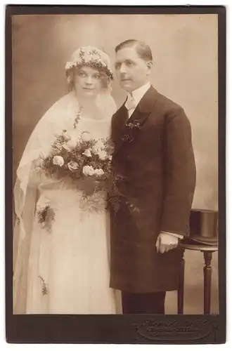 Fotografie Max Hentschel, Dresden-Löbtau, Reisewitzerstrasse 11, Portrait junges Paar in Hochzeitskleidung mit Blumen