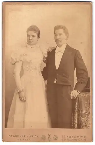 Fotografie Grundner & Abich, Berlin-SO, Köpnicker-Strasse 62, Portrait junges Paar in Hochzeitskleidung