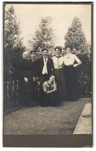 Fotografie M. H. Müller & H. Hoffmann, Freiberg i. S., Fischerstrasse 29, Portrait bürgerliche Herrschaften im Garten