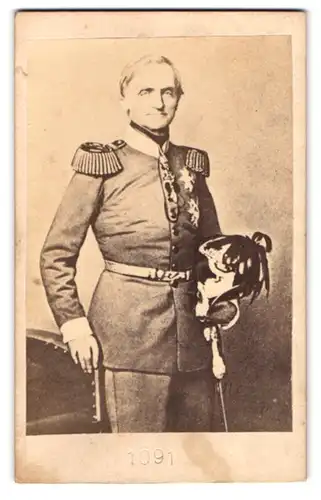 Fotografie unbekannter Fotograf und Ort, Portrait König Johann von Sachsen in Uniform mit Orden