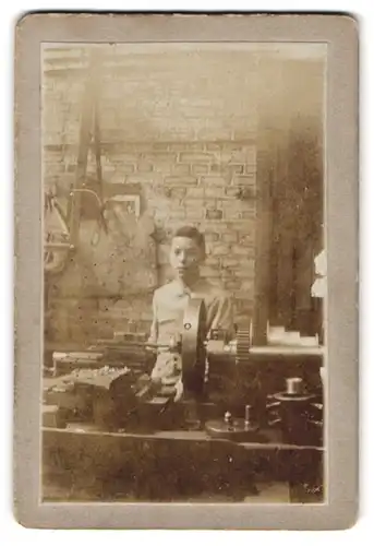 Fotografie unbekannter Fotograf und Ort, junger Schlosserlehrling an der Drehbank in der Werkstatt