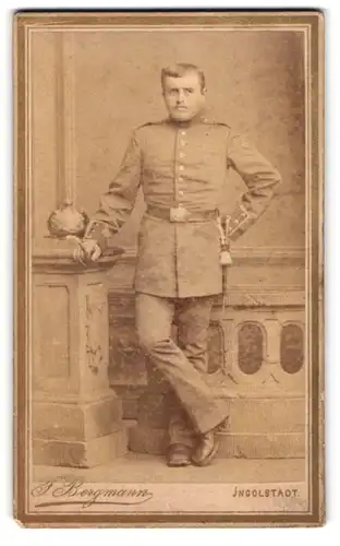 Fotografie Franz Bergmann, Ingolstadt, Theresienstr. 329, Portrait Soldat in Uniform nebst bayrischer Pickelhaube
