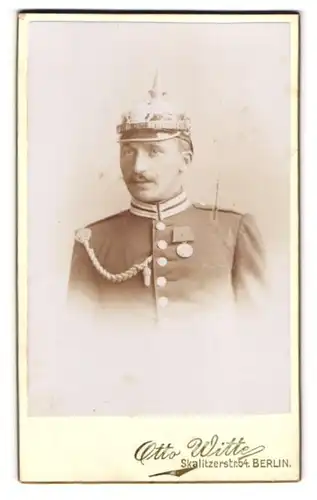 Fotografie Otto Witte, Berlin, Skalitzerstr. 54, Portrait Soldat in Garde Uniform mit preussischer Pickelhaube, Orden