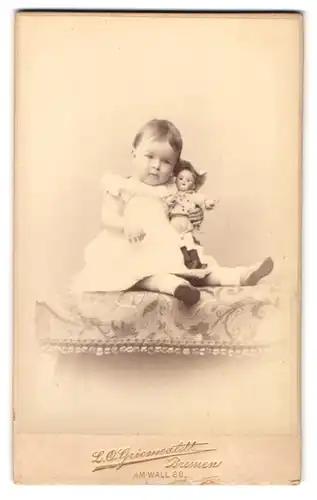 Fotografie L. O. Grienwaldt, Bremen, Wall 86, Portrait niedliches Mädchen mit Puppe im weissen Kleid