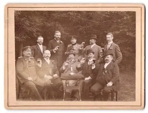Fotografie unbekannter Fotograf und Ort, Herrernrunde mit Offizieren in Uniform beim Schwarzbier trinken im Garten
