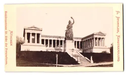 Fotografie G. Stuffler, München, Residenzstr. 10, Ansicht München, Bavarie Statue vor der Ruhmeshalle