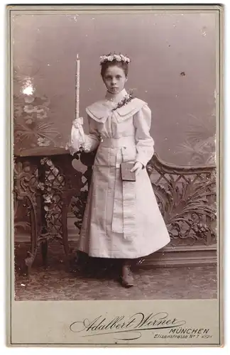 Fotografie Adalbert Werner, München, Elisenstr. 7, Portrait Mädchen im weissen Kleid mit Kummunionskerze