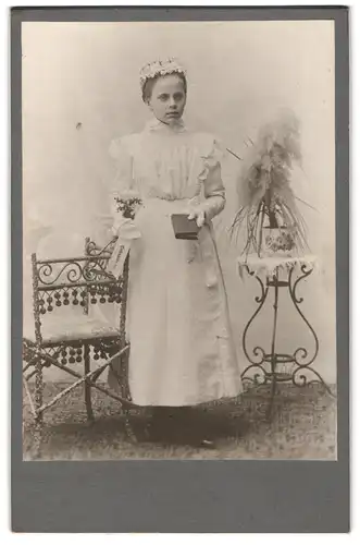 Fotografie unbekannter Fotograf und Ort, Portrait Mädchen im weissen Kleid mit Bibel und Blumen in der Hand, Kommunion
