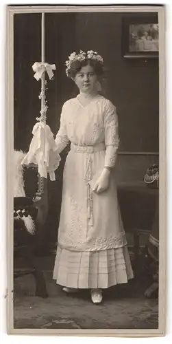 Fotografie Atelier Heinz, Frankfurt a. M., Brückenstr., Portrait junge Frau im weissen Kleid mit Kommunionskerze