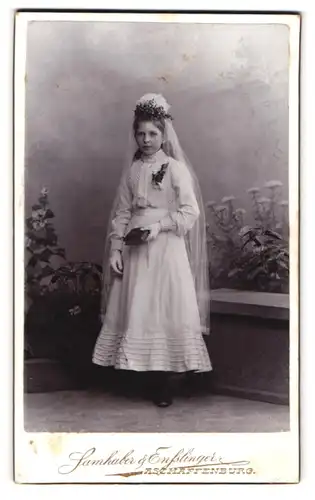 Fotografie Samhaber & Ensslinger, Aschaffenburg, Portrait Mädchen im weissen Kleid mit Schleier und Bibel, Kommunion