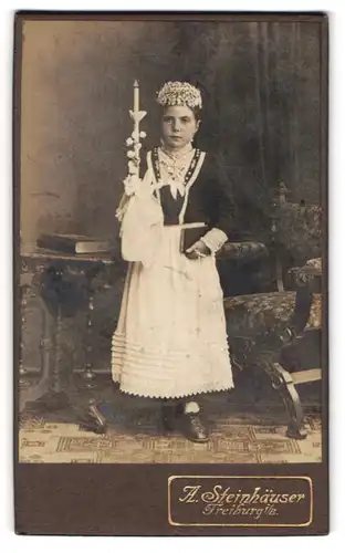 Fotografie A. Steinhäuser, Freiburg i. B., Karthäuserstr. 4, Portrait Mädchen im Kleid mit Kommunionskerze