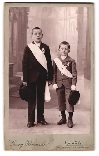 Fotografie Georg Reinecke, Fulda, Petergasse 23, Portrait zwei Knaben in Anzügen mit Scherpe zur Kommunion