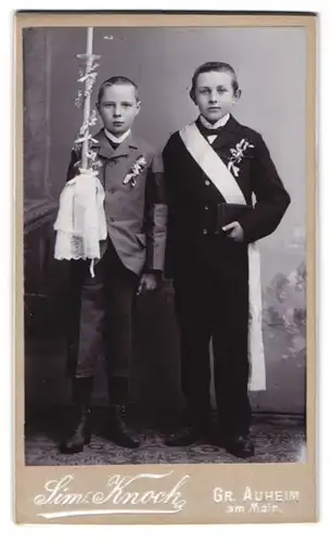 Fotografie Sim. Knoch, Gr. Auheim am Main, Portrait junge Knaben in Anzügen mit Kommunionskerze