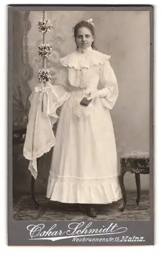 Fotografie Oskar Schmidt, Mainz, Neubrunnerstr. 15, Portrait junge Frau im weissen Kleid mit Kerze, Kommunion