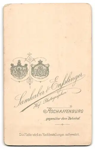 Fotografie Samhaber & Ensslinger, Aschaffenburg, Portrait Student im Anzug mit Couleur und Tellermütze