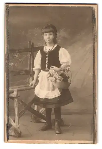 Fotografie Samson & Co., Halle a. S., Poststr. 9-10, Portrait kleines Mädchen zum Fasching als Rotkäppchen