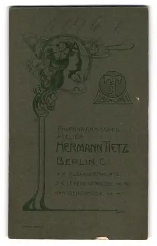 Fotografie Hermann Tietz, Berlin, am Alexanderplatz, Jugendstilkopf neben Logo des Fotografen