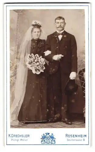 Fotografie K. Drechsler, Rosenheim, Stollstr. 8, Portrait Brautpaar im schwarzen Kleid und Anzug mit Hut
