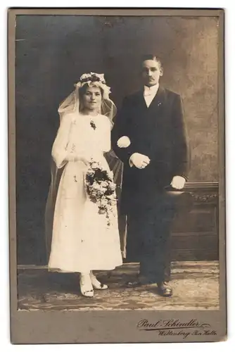 Fotografie Paul Schindler, Wittenberg, Eheleute Schneiderreit im Hochzeitskleid und Anzug mit Zylinder