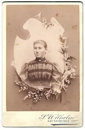Fotografie S. Wilhelm, Neunkirchen, Bahnhofstr., Portrait junge Frau im gestreiften Kleid mit Brosche