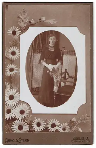 Fotografie Arnold Stern, Berlin, Grünerweg 63, Portrait junge Frau im Biedermeierkleid mit Blumenstrauss