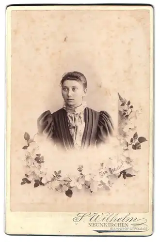 Fotografie S. Wilhelm, Neunkirchen, Bahnhofstr., Portrait junge Frau im Biedermeierkleid mit Puffärmeln