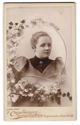Fotografie T. Engelmeyer, Bremerhaven, Bürgermeister Smidt-Str. 55, Portrait Mädchen im Biedermeierkleid mit Locken
