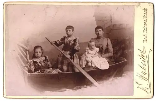 Fotografie E. Habicht, Bad Langenschwalbach, Portrait Mutter mit drei Kindern in einer Ruderboot Kulisse