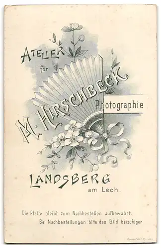 Fotografie M. Hirschbeck, Landsberg a. Lech, Brudergasse 216, Portrait Daem im Biedermeierkleid mit Hut und Schirm