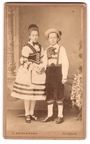 Fotografie H. Zwirnemann, Potsdam, Brandenburgerstr. 7, Portrait zwei Kinder in Tracht zum Fasching halten Händchen