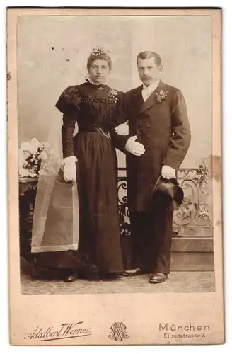 Fotografie adalbert Werner, München, Elsienstr. 7, Portrait Franz Hertel mit seiner Frau am Hochzeitstag