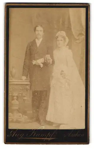 Fotografie Aug. Kampf, Aachen, Theaterstr. 3, Portrait Ehepaar im Hochzeitskleid und Anzug im Atelier