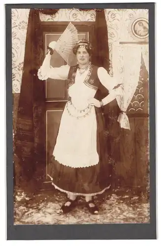 Fotografie unbekannter Fotograf und Ort, Portrait Dame zum Fasching als Tänzerin verkleidet