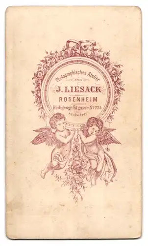 Fotografie J. Liesack, Rosenheim, Heiligengeistgasse 225, Portrait Dame im Trachtenkleid sitzend am Tisch