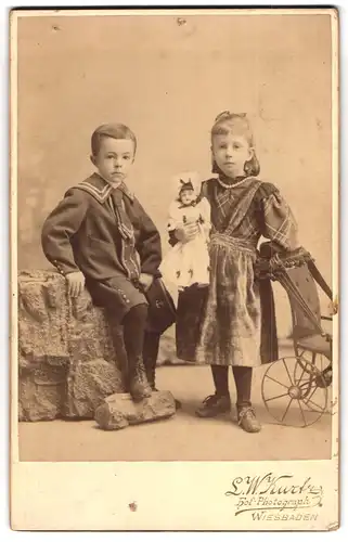 Fotografie L. W. Lurtz, Wiesbaden, Friedrichstr. 4, Portrait Kinder in Matrosenanzug und Kleid mit Puppe und Puppenwagen